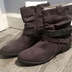 Shin high low heeled. Slouch Boots
